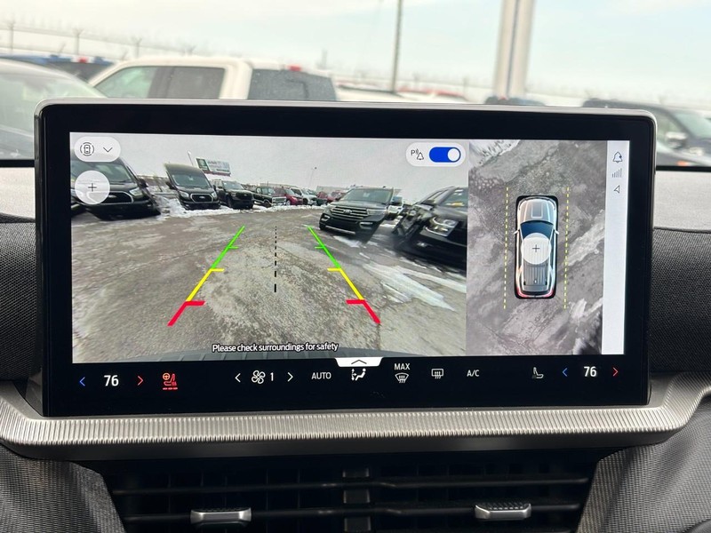 Ford Explorer Vehicle Full-screen Gallery Image 24