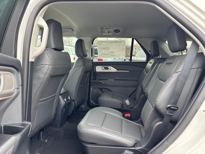 Ford Explorer Vehicle Full-screen Gallery Image 13