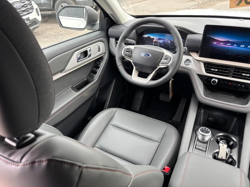 Ford Explorer Vehicle Full-screen Gallery Image 14