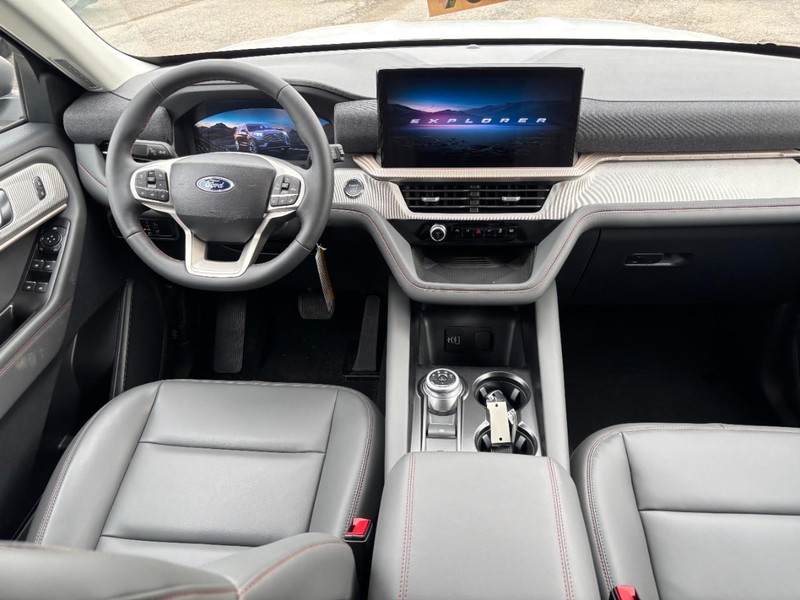 Ford Explorer Vehicle Full-screen Gallery Image 15