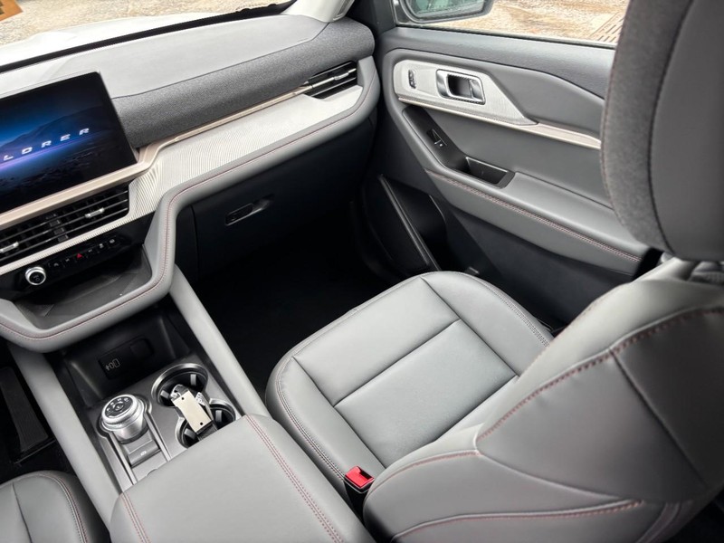 Ford Explorer Vehicle Full-screen Gallery Image 16