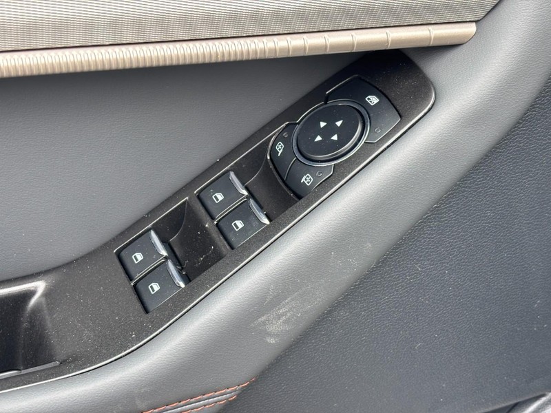 Ford Explorer Vehicle Full-screen Gallery Image 18