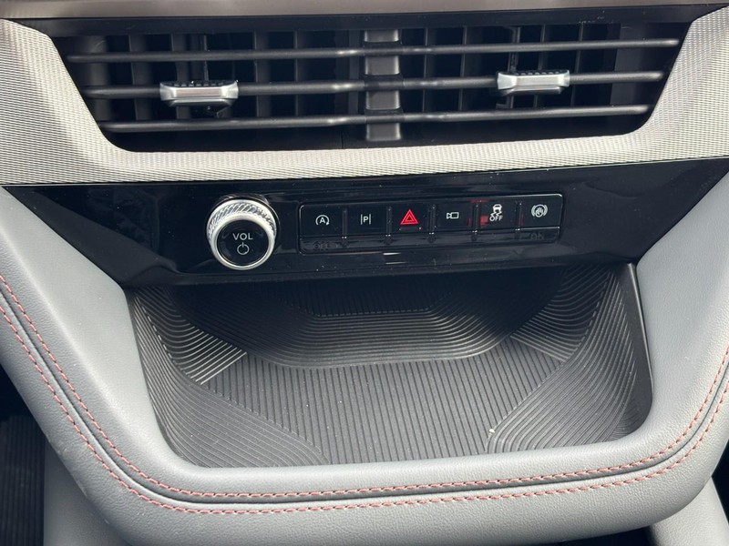 Ford Explorer Vehicle Full-screen Gallery Image 26