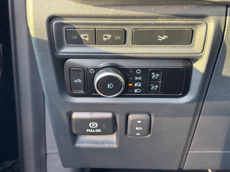 Ford F-150 Vehicle Full-screen Gallery Image 18