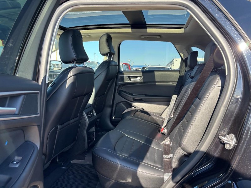 Ford Edge Vehicle Full-screen Gallery Image 12