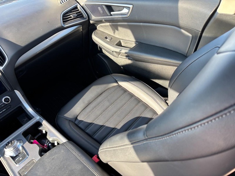 Ford Edge Vehicle Full-screen Gallery Image 15