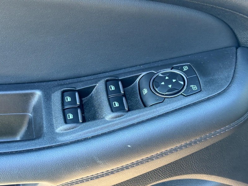 Ford Edge Vehicle Full-screen Gallery Image 17