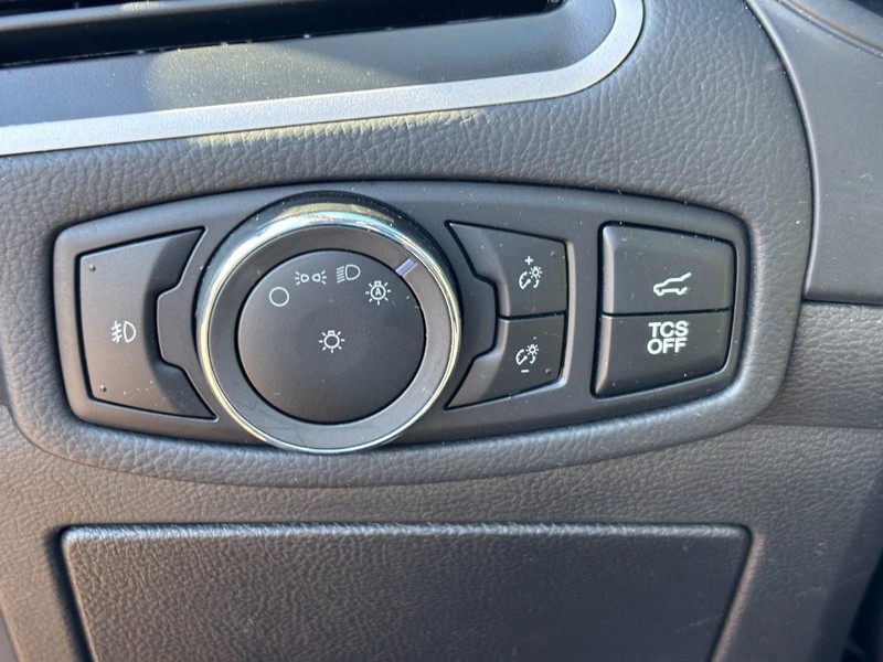 Ford Edge Vehicle Full-screen Gallery Image 18