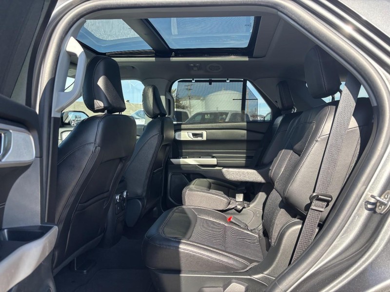 Ford Explorer Vehicle Full-screen Gallery Image 13
