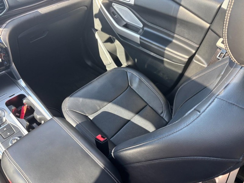 Ford Explorer Vehicle Full-screen Gallery Image 16