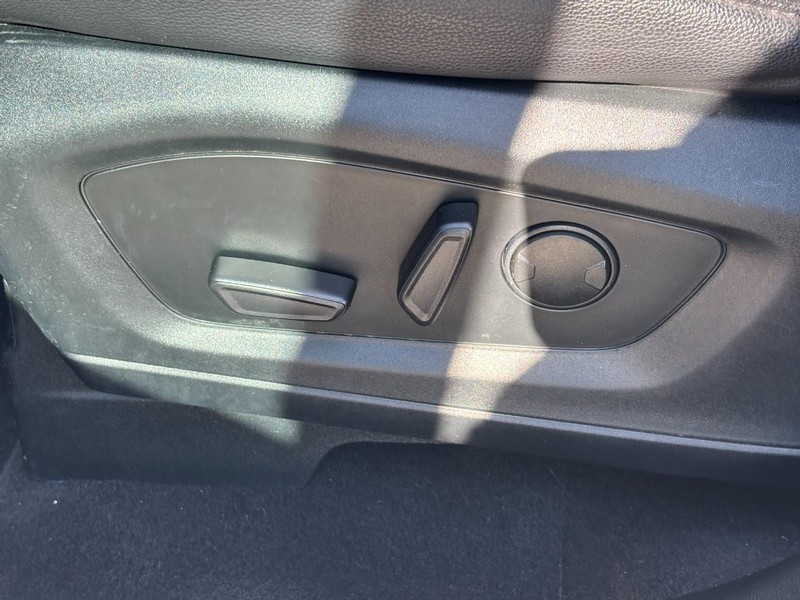 Ford Explorer Vehicle Full-screen Gallery Image 17