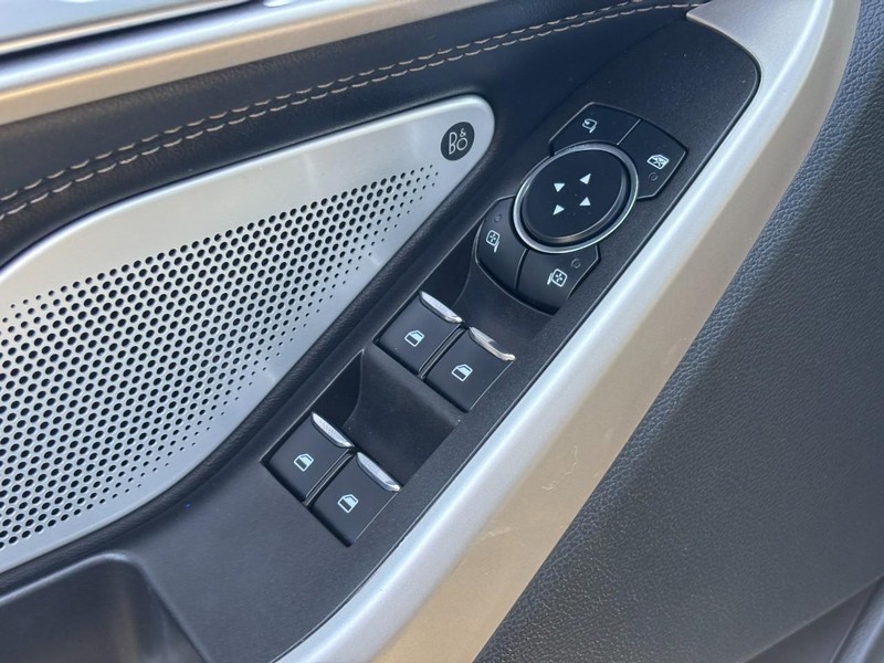 Ford Explorer Vehicle Full-screen Gallery Image 18