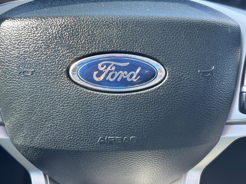 Ford Explorer Vehicle Full-screen Gallery Image 21