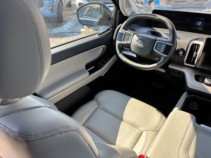 Ford Expedition Max Vehicle Full-screen Gallery Image 14