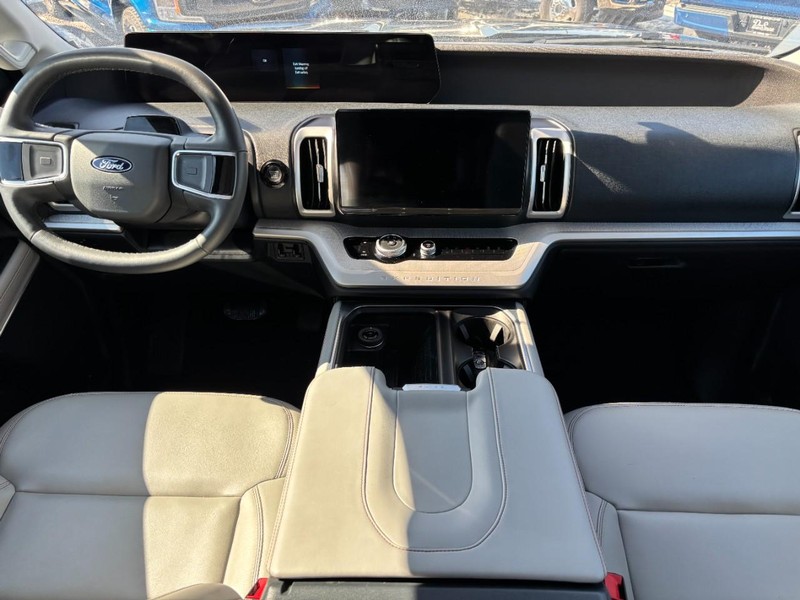 Ford Expedition Max Vehicle Full-screen Gallery Image 15