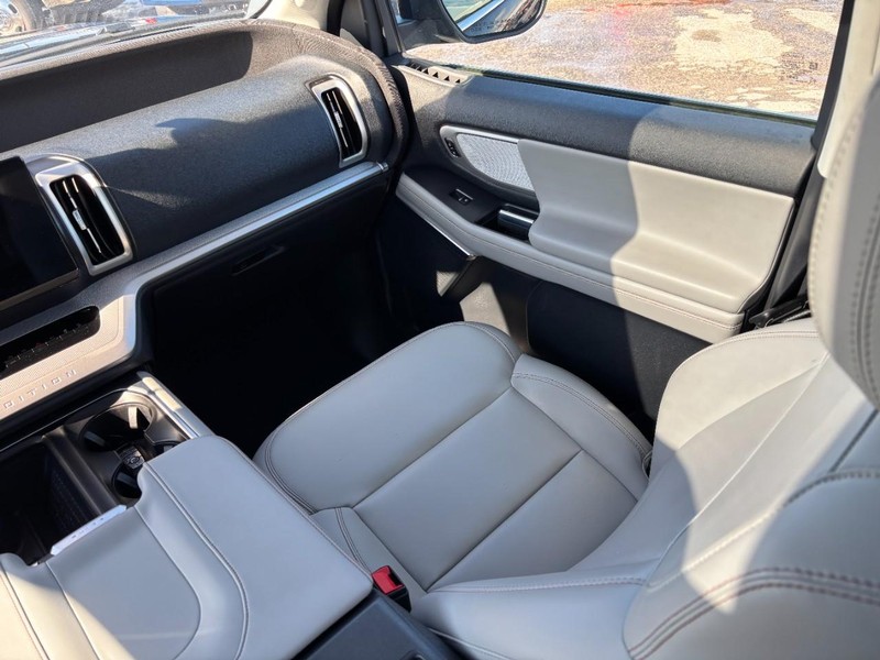 Ford Expedition Max Vehicle Full-screen Gallery Image 16