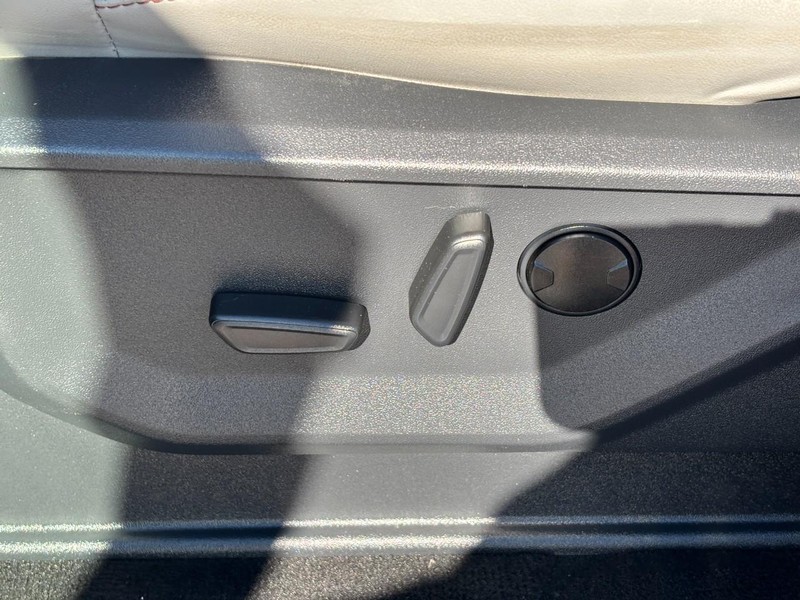 Ford Expedition Max Vehicle Full-screen Gallery Image 17