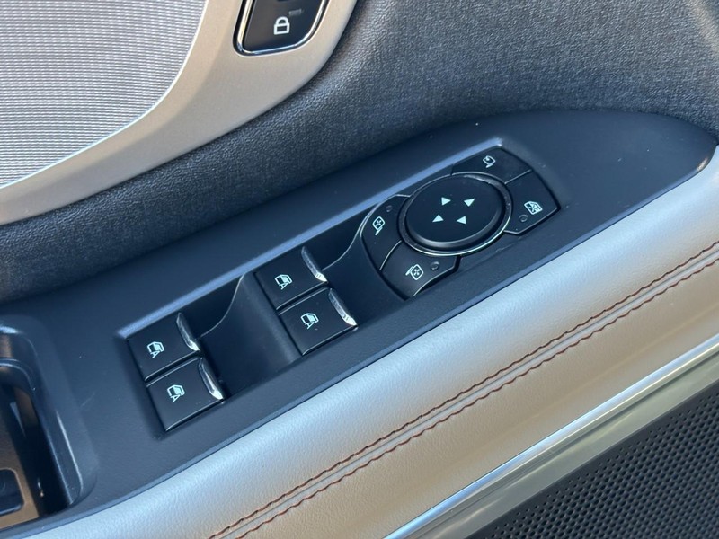 Ford Expedition Max Vehicle Full-screen Gallery Image 18