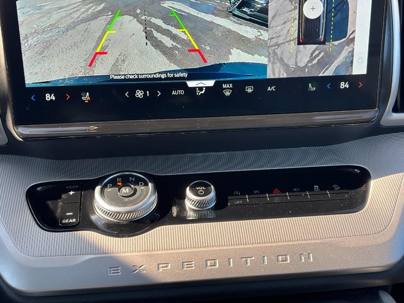 Ford Expedition Max Vehicle Full-screen Gallery Image 25