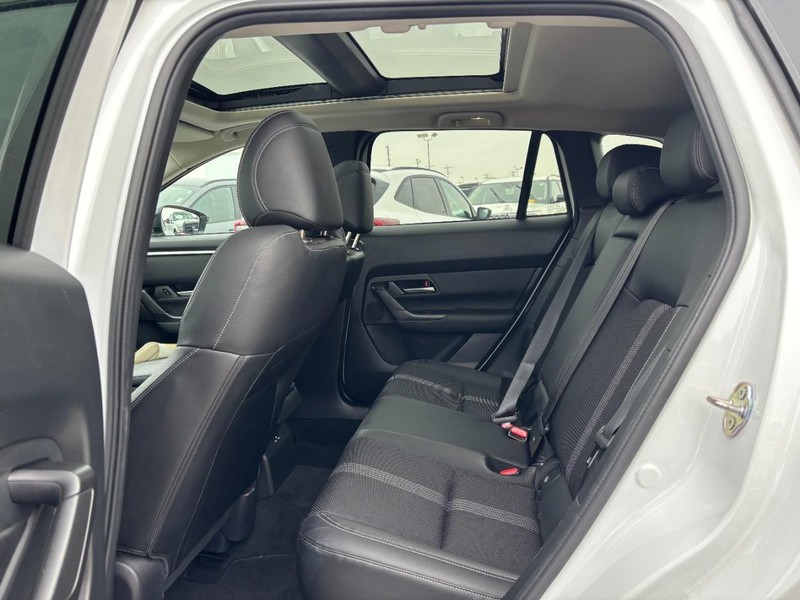 Mazda CX-50 Vehicle Full-screen Gallery Image 12