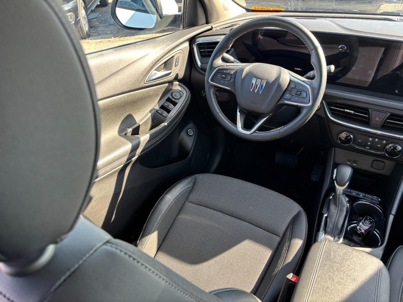 Buick Encore GX Vehicle Full-screen Gallery Image 11
