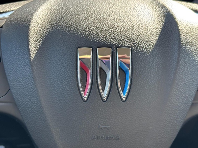 Buick Encore GX Vehicle Full-screen Gallery Image 17