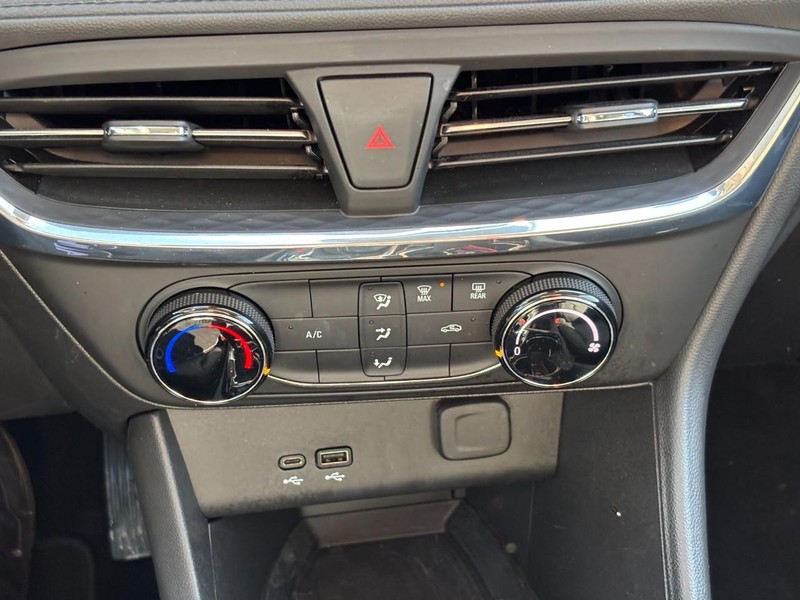 Buick Encore GX Vehicle Full-screen Gallery Image 22