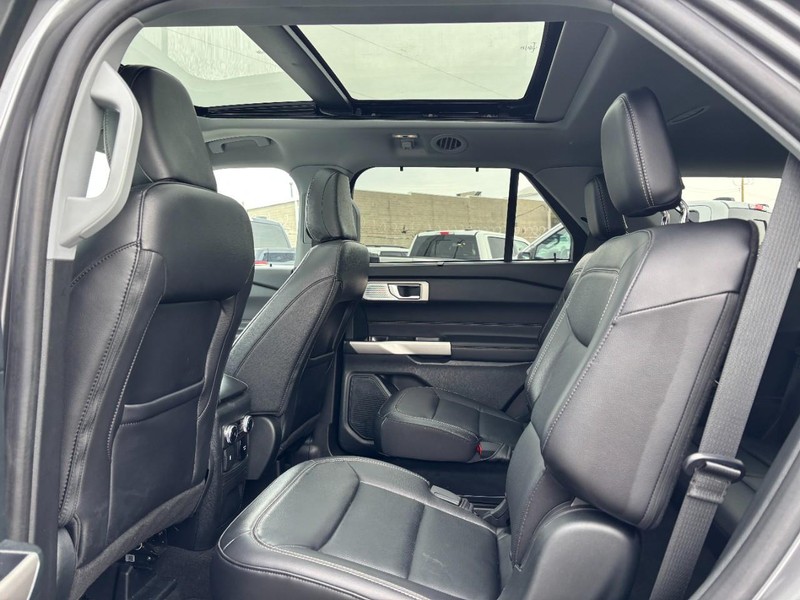 Ford Explorer Vehicle Full-screen Gallery Image 13