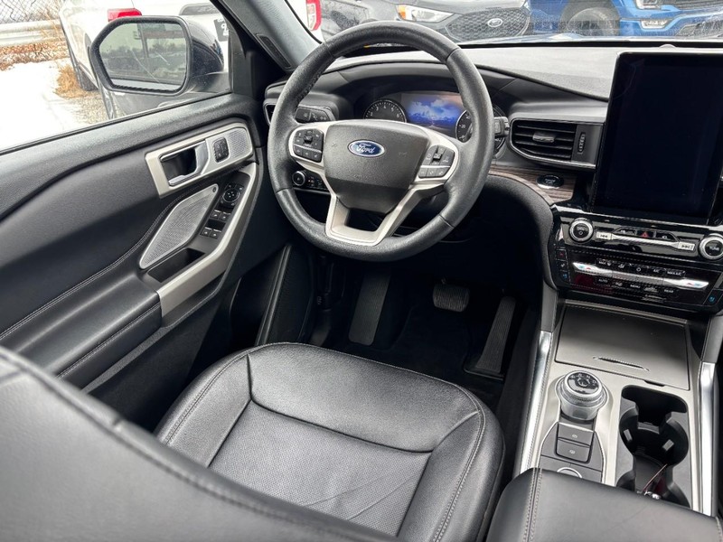 Ford Explorer Vehicle Full-screen Gallery Image 14