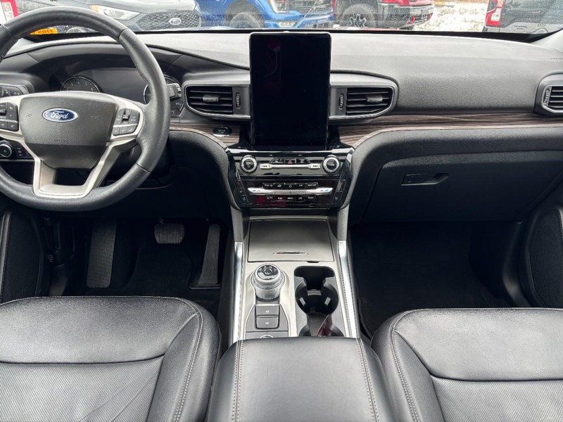 Ford Explorer Vehicle Full-screen Gallery Image 15