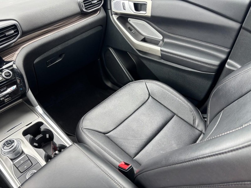 Ford Explorer Vehicle Full-screen Gallery Image 16