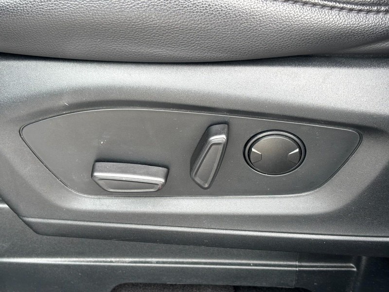 Ford Explorer Vehicle Full-screen Gallery Image 17