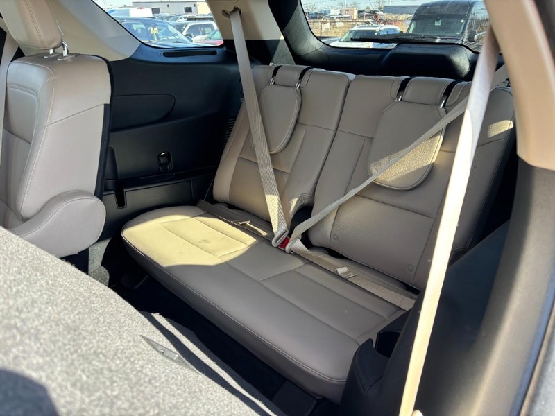 Ford Explorer Vehicle Full-screen Gallery Image 12