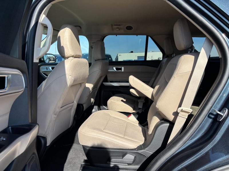 Ford Explorer Vehicle Full-screen Gallery Image 13