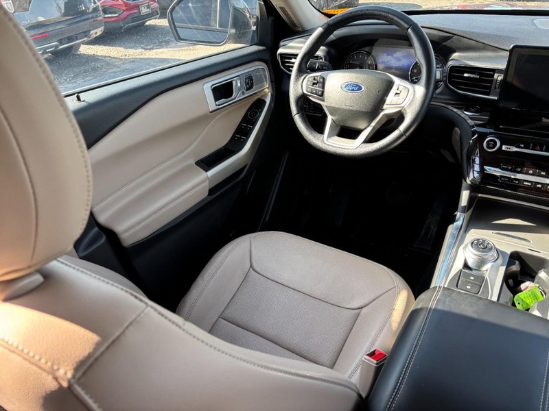 Ford Explorer Vehicle Full-screen Gallery Image 14