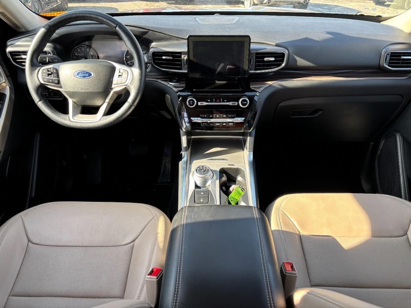 Ford Explorer Vehicle Full-screen Gallery Image 15