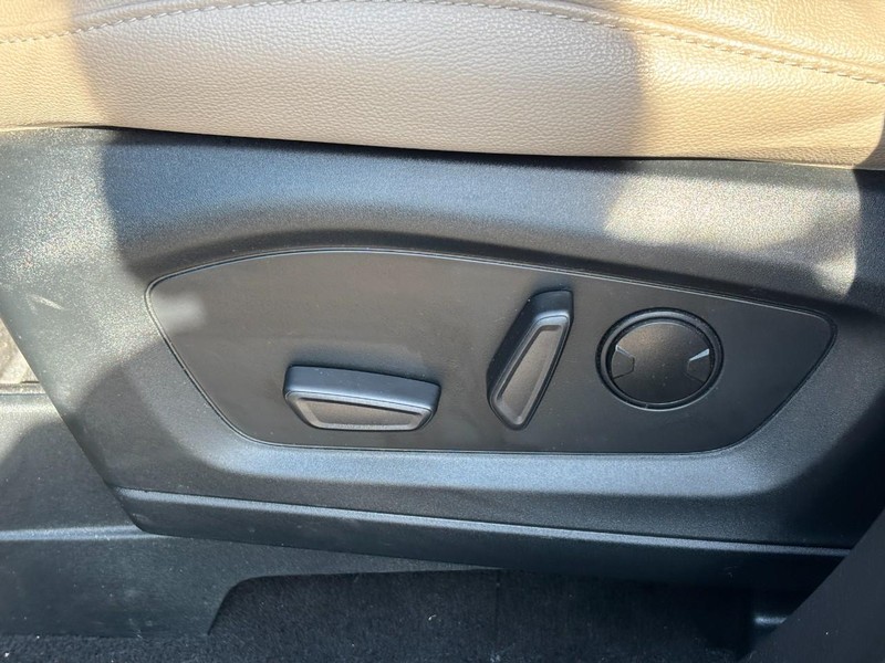 Ford Explorer Vehicle Full-screen Gallery Image 17