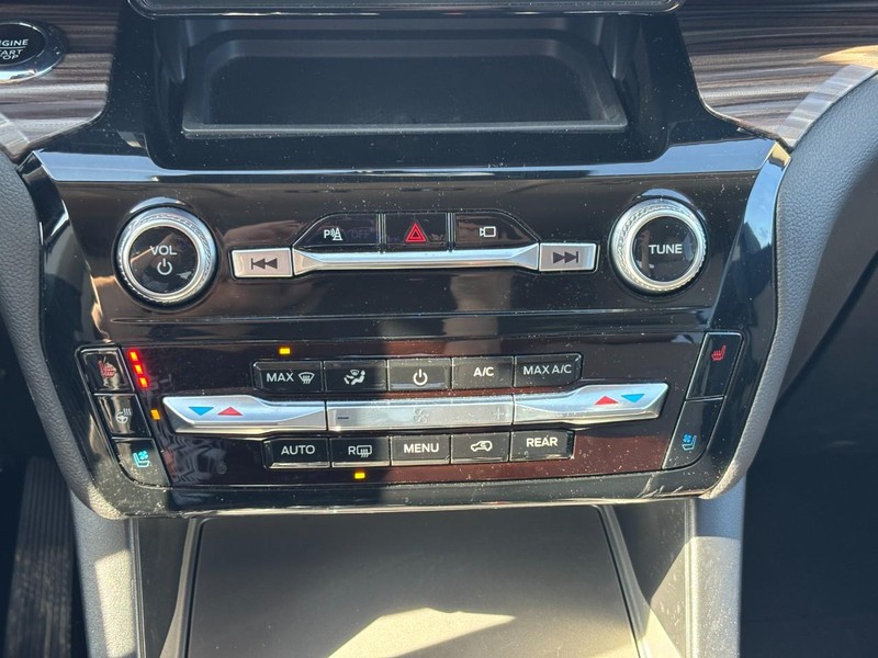 Ford Explorer Vehicle Full-screen Gallery Image 26