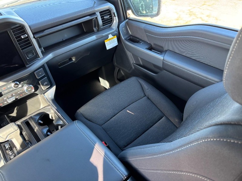 Ford F-150 Vehicle Full-screen Gallery Image 15