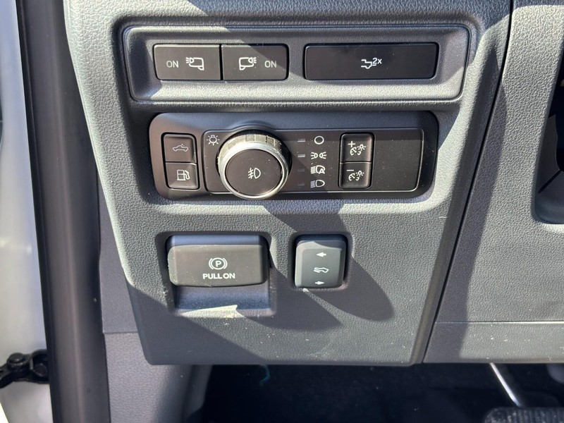 Ford F-150 Vehicle Full-screen Gallery Image 18