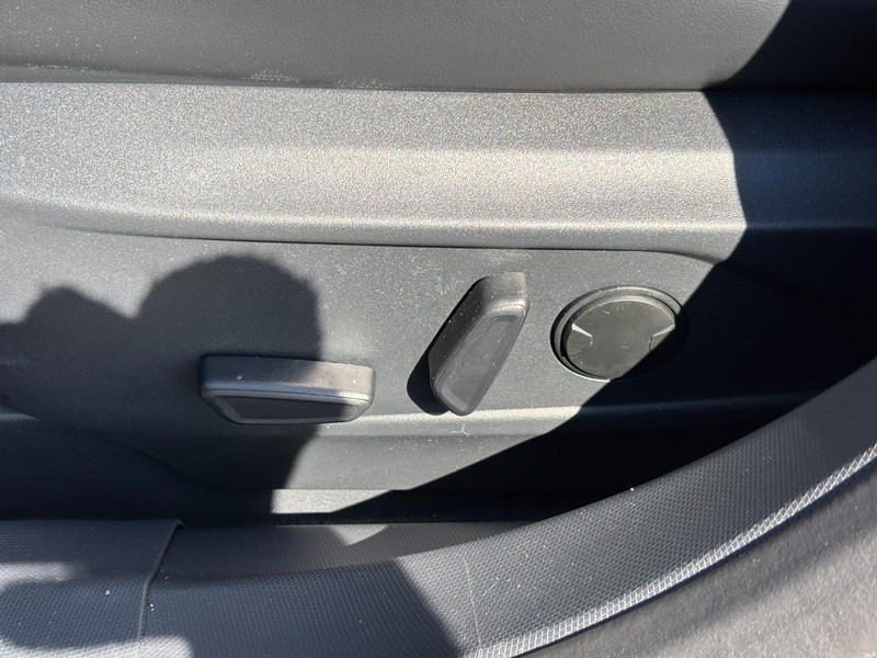 Ford Mustang Mach-E Vehicle Full-screen Gallery Image 16