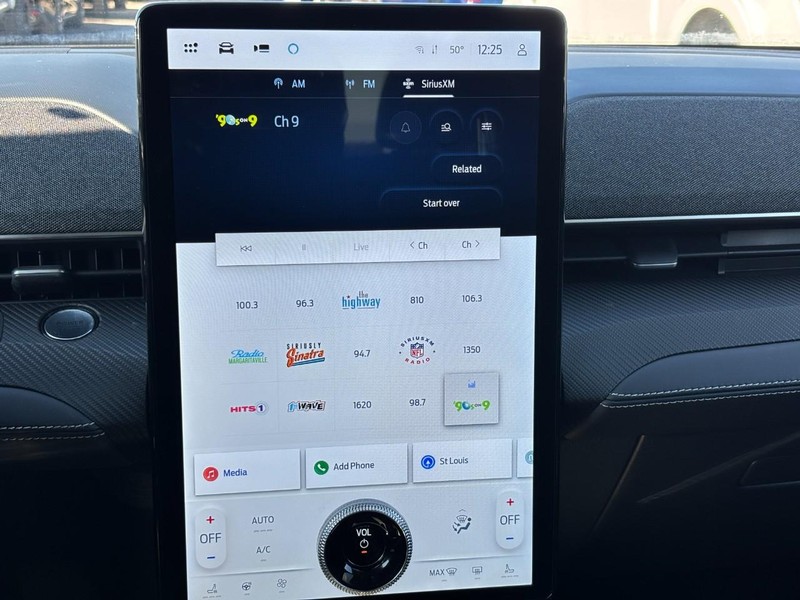 Ford Mustang Mach-E Vehicle Full-screen Gallery Image 22