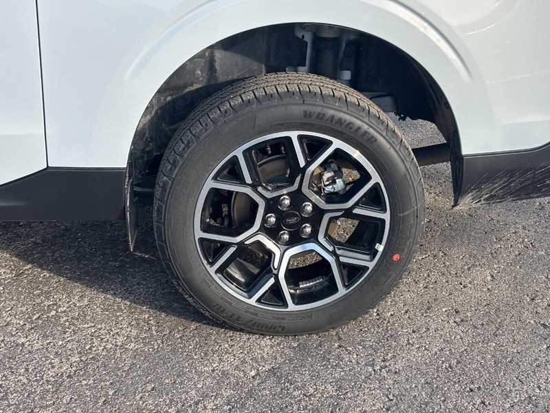 Ford Maverick Vehicle Full-screen Gallery Image 11