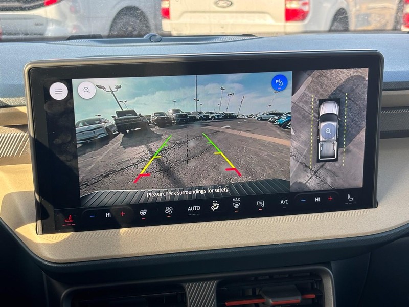 Ford Maverick Vehicle Full-screen Gallery Image 25