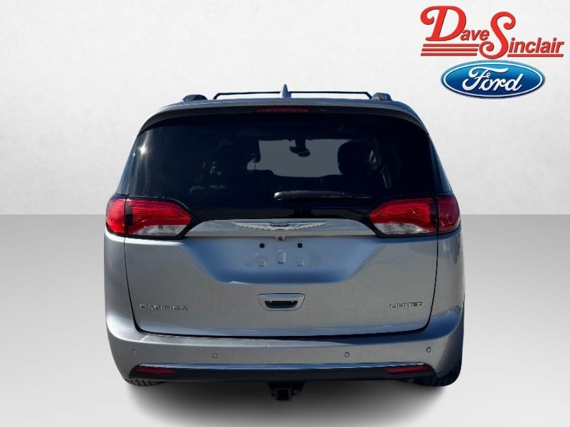 Chrysler Pacifica Vehicle Full-screen Gallery Image 08