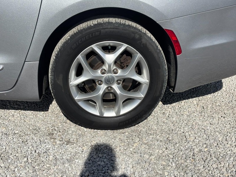 Chrysler Pacifica Vehicle Full-screen Gallery Image 11