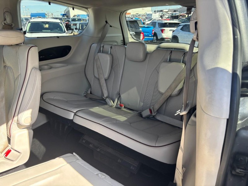 Chrysler Pacifica Vehicle Full-screen Gallery Image 12