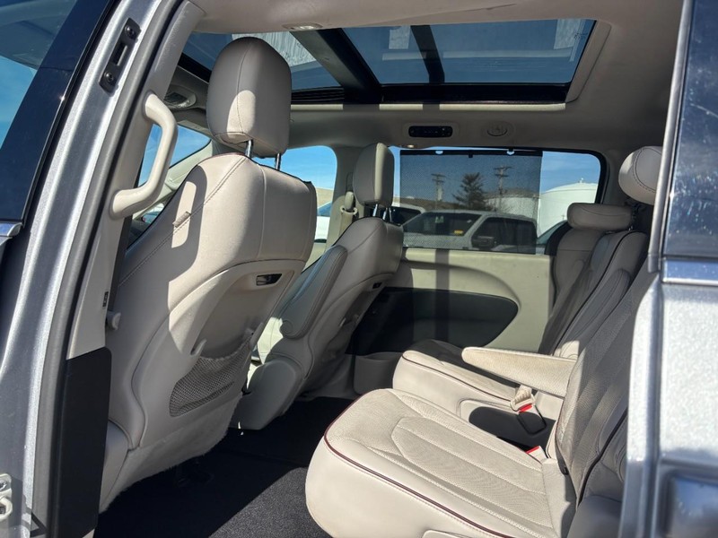 Chrysler Pacifica Vehicle Full-screen Gallery Image 13