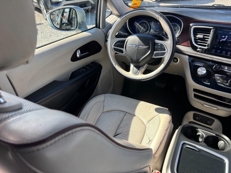 Chrysler Pacifica Vehicle Full-screen Gallery Image 14