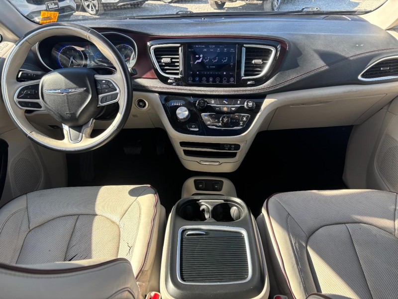 Chrysler Pacifica Vehicle Full-screen Gallery Image 15